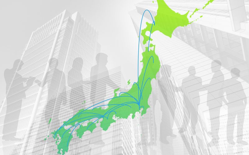 日本地図と全国へ広がる矢印。地方・複数拠点での委託