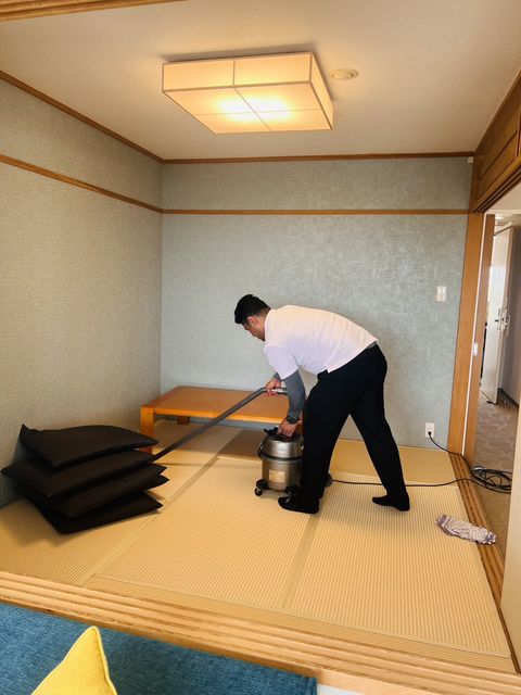 和室・畳の部屋を掃除機がけするスタッフ