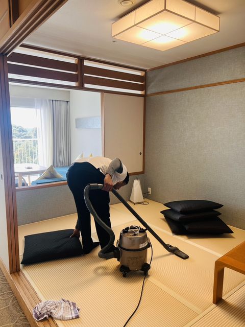 和室の清掃・掃除機がけをするスタッフ