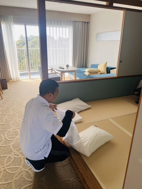 和室でリネン・寝具を整えるスタッフ