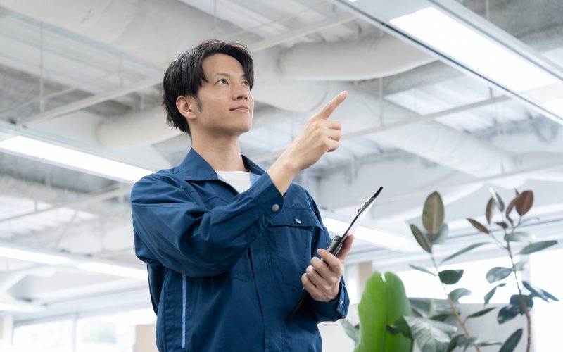 館内の設備・天井を点検するスタッフ